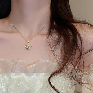 Rotatable Zircon Flower Necklace
